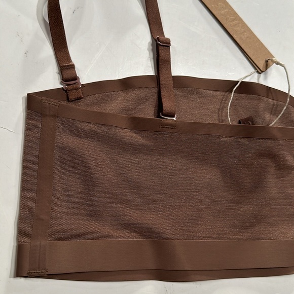 SKIMS Powermesh Bandeau In Jasper - Picture 10 of 11